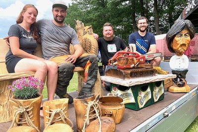 Von Pistenbully über Blumenschuhe bis hin zu Ex-Bundestrainer Joachim "Jogi" Löw: Im Kettensägenschnitzen ist fast alles möglich. Matthias Unger aus Sosa (3. v. l.) betreibt dieses Hobby am liebsten mit Gleichgesinnten wie Lydia Hornig, Mathias Kämpfer und Nils Golla (v. l.). 