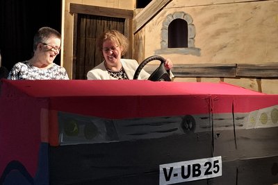 Verwaltungsdirektorin Carola Neumann (links) und Ärztin Dagmar Stoppok haben Spaß im Theater-Auto. Sie hören Stimmen. Wer spricht da? Am 16. Dezember wird das zur Aufführung aufgeklärt.