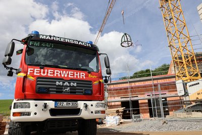 Der Rohbau steht: Die Feuerwehr in Markersbach feiert Richtfest ihres neuen Depots an der B 101.