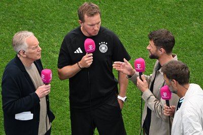 Jürgen Klopp (r) und Thomas Müller reagieren auf ihre Aussagen gegenüber Julian Nagelsmann.