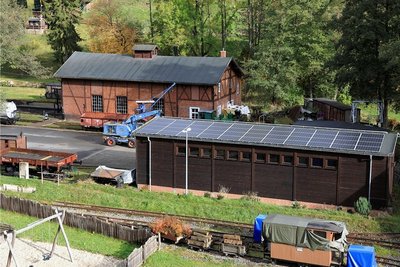 Die vom Museumsgelände aus "unsichtbaren" Solarmodule sind auf der Sonnenseite des Dachs von Werkstatt und Depothalle montiert. 
