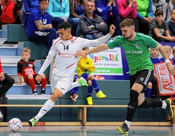 Hohenstein-Ernstthals Gabriel Oliveira (links/Szene aus einem Bundesliga-Heimspiel) war am Mittwoch bereits erfolgreich. Mit seinem Tor zum 1:1 gegen die Slowakei sicherte er der deutschen Nationalmannschaft einen Punkt in der Futsal-WM-Qualifikation. 