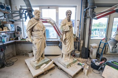 Petrus und Paulus in der Werkstatt der Steinmetzfirma Scheunert in Stollberg.