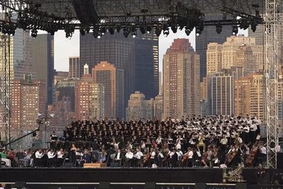 Renée Bauer war im Jahr 2002 eine von vielen Chorsängern, die mit dem Philharmonic Orchestra New York das Verdi-Requiem zum Gedenken an die Opfer des 11. September 2001 aufführte.