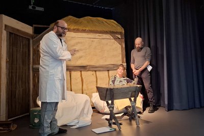 Ausgerechnet im Therapiestall der Psychiatrie Unterbethlehem bekommt Maria ihr Kind. Und das noch in Obhut eines seltsamen Arztes (Thorsten Penz).