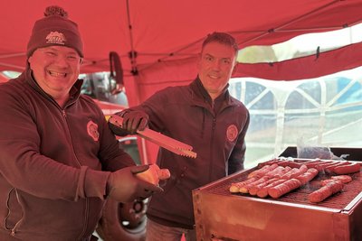 Markus Gansauge (l.) und Mario Mai von der freiwilligen Feuerwehr in Jahnsdorf halfen bei Verpflegung und Streckensicherung mit.