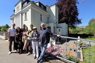 Mike Purfürst, Sara und Jan Grasnick, Laetitia, Henry und Sylvie Lemaitre und Yannick Demange (v.l.) vor der Villa Lebensgrund