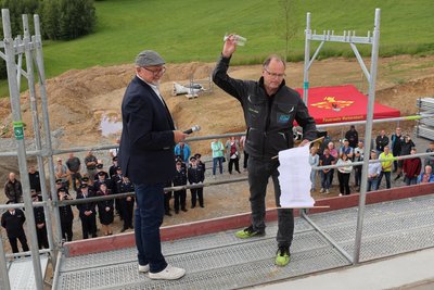 Bürgermeister Frank Tröger (l.) und IGW-Bau-Geschäftsführer Frank Leischker auf dem Dach des Neubaus des Feuerwehr-Depots an der B 101.