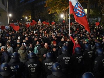 Die Polizei sperrt den Weg von Gegnern der Corona-Politik im Leipziger Zentrum. Gegen die Kundgebung regte sich breiter Protest.