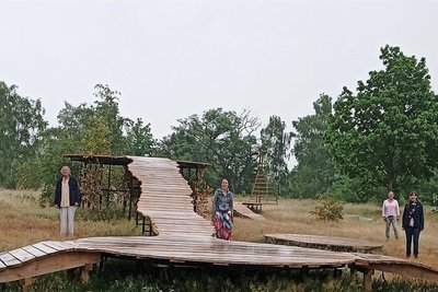 Tiefer Raum: So präsentiert sich die Kulisse des Shakespeare-Stücks dem Zuschauer. Sieben Raummeter Holz wurden für Stege und Inseln verbaut. Im Bild Ensemble-Mitglieder des Mittelsächsischen Theaters. 