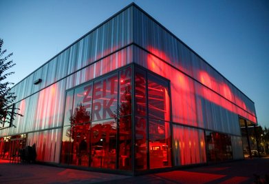 Ein großartiges Farbenspiel bietet die Frankenberger Zeit-Werk-Stadt nachts. 