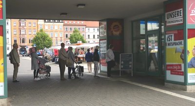 Mittwoch, 9.30 Uhr in Zwickau: Vorm Kundenbüro der SVZ am Neumarkt stehen Kunden noch immer nach dem begehrten Neun-Euro-Ticket an. Die Schlange ist seit Verkaufsbeginn ein Dauerzustand.