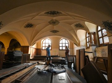 Susann Straube und Holger Rotzsch vom Bauamt der Stadt bei einer Begehung des Ratskellers. Die Holzverkleidungen mussten für die Trockenlegung abmontiert werden. 