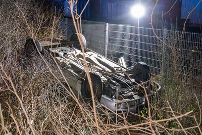 Ein Auto hat sich am Sonntagabend in Jahnsdorf überschlagen. Es war von der Wilhermsdorfer Straße abgekommen.