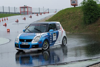 Auch vom schlechten Wetter ließen sich die Fahrer - so wie hier Ian Hayn in seinem Suzuki Swift - nicht die Laune vermiesen.