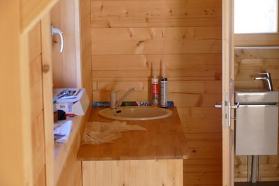 Das Tiny House von Ronny Alber ist noch nicht fertig eingerichtet. Im Vordergrund die Küche, die Tür im Hintergrund führt zum Bad.