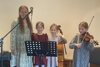 Renée Bauer und ihre Töchter Elisa, Thalya und Anna treten hin und wieder als Ensemble zu Veranstaltungen auf. Auch privat wird Hausmusik gemacht.