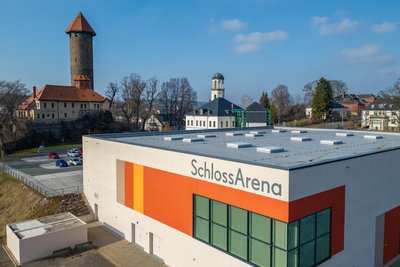 Der Platz an der Schlossarena ist bevorzugte Osterfeuer-Location: Die Kulisse stimmt, auch die Anbindung an Medien und die Sporthalle. Nachteil: Es passen nur rund 3000 - 4000 Menschen auf den Platz.