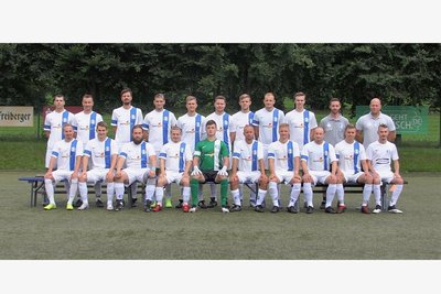 SV Großrückerswalde 49: (h. v. l.) Nico Rehwagen, Frank Eusewig, Stefan Böhm, Marcel Wenzel, Florian Schneider, Maurice Hilbert, Lukas Keller, Danny Teichmann, Justin Loos, Co-Trainer Björn Schuffenhauer und Trainer Christian Steingräber sowie v. v. l.: Patrick Schuster, Nathanel Fuß, Marcel Weiß, Philip Grimm, Lucas Reichel, Felix Reuter, Florian Hänel, Eric Bauer, Gregor Zucker und Georg Hilbert.