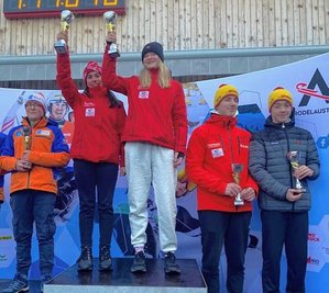 Konnten zusammen ihren Gesamtsieg im Doppelsitzer feiern: Maria Schneider (2. v. l.) und Luise Röder. Tizian Grancagnolo (2. v. r.) und WSC-Starter Jayden Laukner (r.) freuten sich über Bronze. 
