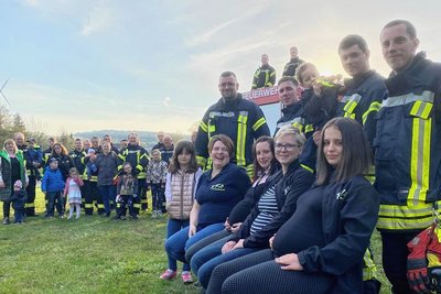 Jeden Monat ein Baby, darauf freut sich eine ganze Feuerwehr. Von vorn: Nadja Schreiber (5. Monat) mit ihrem Freund Domenic Pinkes; Vivian Breest (6.) mit ihrem Mann Sebastian Breest und Sohn Mailo; Jenny Popp (8.) und ihr Mann Denny Popp sowie Stefanie Eichhorn (7.) mit Tochter Helen und Mann Thomas Kober. Das fünfte Paar im Bunde fehlte beim Fototermin - die kleine Sophia von Kristina und Jens Kunz hatte es zu eilig. 