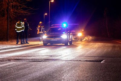Neben Rettungsdienst, Notarzt und Polizei war am Sonntagabend auch die Freiwillige Feuerwehr Jahnsdorf im Einsatz. Offenbar war Reifglätte ein Problem.