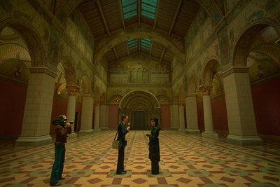 Filmszene im Biopic „Maria“ vor der Kopie der Goldenen Pforte in Budapest: Maria Callas (Angelina Jolie) beim Interview mit dem Reporter Mandrax (Kodi Smit-McPhee) und dem Kameramann (Kay Madsen).