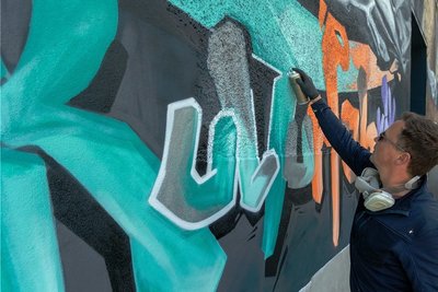 Kulturfabrik - so lautet der in einem Wettbewerb gefundene Name für die ehemalige Brache der Plauener Gardine an der Auerbacher Beegerstraße. Noch am Samstag brachte André Wolf den Schriftzug am künftigen Kultur- und Freizeitzentrum an.