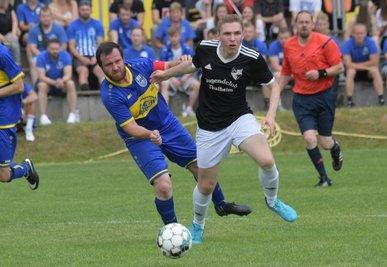 Für den Pokalsieg hat es nicht gereicht: Der SV Lauterbach um Alexander Jehmlich (l.) hatte im Endspiel des Kreisklassenpokals gegen Thalheim II mit Leon Lindner das Nachsehen. 