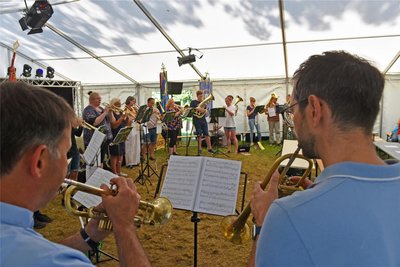 Reinsberg feiert 30 Jahre Gemeindeverbund aus neun Ortsteilen, der Posaunenchor eröffnet mit Konzert und Andacht das Fest.