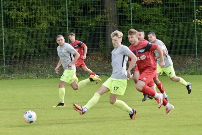Für Doppeltorschütze Pascal Peschke (Mitte) und den SV Mülsen St. Niclas stand im Heimspiel gegen Lok Zwickau II am Sonntag letztlich ein 2:2 zu Buche.