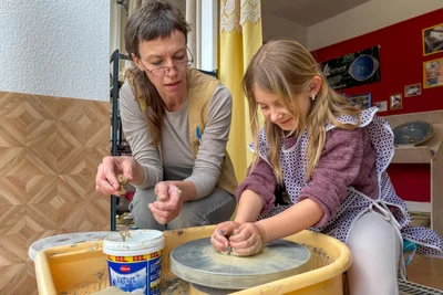Töpferin Anngret Wolf gibt auch Kindern wie die siebenjährige Mika aus Auerbach gern Einblicke in ihr Kunsthandwerk.