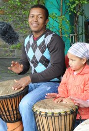 Michael Mawutor Agboku und seine afrikanischen Trommeln: Im September startet er einen Kurs in der Volkshochschule in Annaberg.