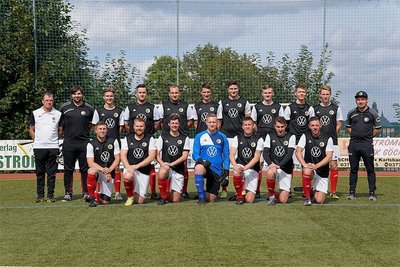 Neustädtler SV Schwarz-Gelb 90: (h. v l.) Mannschaftsleiter Steffen Seifert, Co-Trainer Ralph Seifert, Marlon Böhm, Florian Helbig, Niklas Becker, Florian Schürer, Nik Born, Leon Schott, David Otto, Ben Weiß und Trainer Markus Kolbe sowie v. v. l.: David Heiden, Kevin Meyer, Tom Windirsch, Torhüter Nick Glöckner, Kevin Heiden, Maximilian Schürer und Michael Eschke.