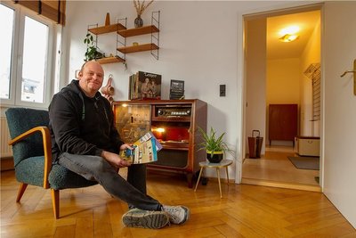 Von der Schallplatte bis zum Einrichtungsmagazin - in der Ferienwohnung, die der Plauener Steffen Hegner anbietet, steckt die Liebe im Detail.
