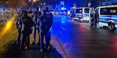 Ein Großaufgebot der Polizei hat am Sonntagabend einen größeren Aufzug durch Plauen verhindert. 