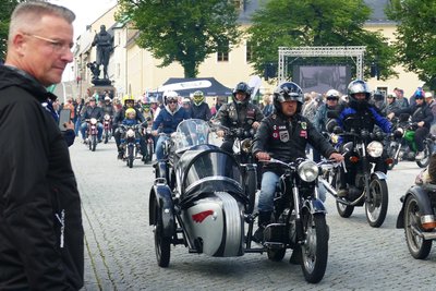 Nach dem Startschuss von Marienbergs Oberbürgermeister André Heinrich (links) machten sich vom Marktplatz aus knapp 150 Motorrad- und Mopedpiloten auf den Weg, dazu kamen zahlreiche Oldtimer-Autos.