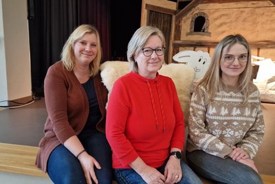 Das Autorinnen-Trio: Maria Rank, Kerstin Eisenschmidt und Franziska Fischer. Erstmals schrieb die Klinik-Belegschaft das Krippenspiel selbst.