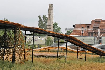 Im Hintergrund der Schornstein des alten Silberbergwerks. Hier wurde bis 1951 Silbererz gefördert. 