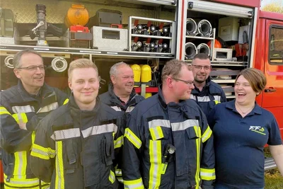 Die Feuerwehr-Eichhorns sind im ganzen Vogtland bekannt, von links: Nils Eichhorn (Gemeindewehrleiter und Chef der Zwickauer Berufswehr), Ben Gerisch, Neffe von Wehrleiter Uwe Eichhorn, dem Bruder von Nils Eichhorn. Vierter von links ist Uwe Eichhorns Sohn Paul Eichhorn (Vize-Wehrleiter), dann kommt Thomas Kober, der Mann von Schriftführerin Stefanie Eichhorn, die die Schwester von Paul Eichhorn ist. Mutter Antje Eichhorn ist nicht auf dem Foto - aber als Kassenwart natürlich auch im Feuerwehrverein aktiv. 