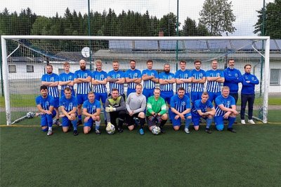 FSV Sosa: (h. v. l.) Robin Weigel, Chris Buttgereit, Sebastian Demmler, Maxim Unger, Rene Schuster, Nico Dreke, Philipp Unger, Patrick Unger, Alexander Unger, Lukas Kreher, Lukas Galhofer, Co-Trainer Ronny Ullmann und Trainer Christian Unger sowie v. v. l.: Gaga Dolidze, Simon Kräbs, Nicky Häcker, Patrick Georgi, Marco Vieweg, Philipp Thierfelder, Kevin Otto, Niclas Göbel und Toni Unger.
