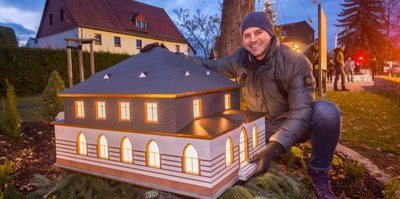 Das fünfte Lichterhaus im Neukirchener Minidorf steht. Bürgermeister Sascha Thamm hat das fünfte Lichterhaus aufgestellt. 
