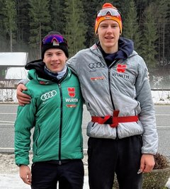 Bescherten sich kurz vor Weihnachten selbst: Die Klingenthaler Skilangläufer Jonas Albrecht (links) und Janik Weidlich (rechts). 