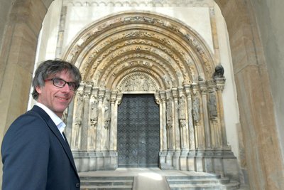 Domkantor Albrecht Koch an der Goldenen Pforte im Dom St. Marien zu Freiberg.