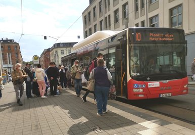 Das Fahrgastaufkommen in Bus und Straßenbahn in Zwickau scheint am Tag der Einführung des Neun-Euro-Tickets nicht größer als üblich. 