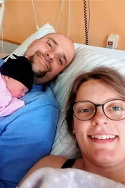 Der jüngste Sonnenschein der Unterheinsdorfer Feuerwehr ist da. Kristina und Jens Kunz freuen sich über Sophia, die am Mittwoch, 14.36 Uhr geboren wurde - 14.36 Uhr? Da war doch was ... Zumindest Feuerwehrmänner wissen da sofort Bescheid. 