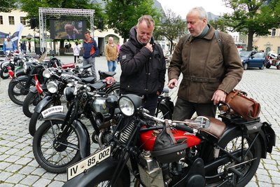Vor dem Start wurde viel gefachsimpelt. Dabei zeigte André Meier aus Großrückerswalde dem Amtsberger Klaus Mehner auch seine DKW ZSW 500, Baujahr 1927.