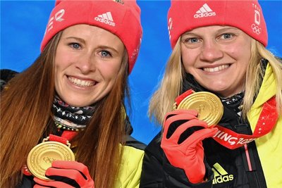 Katharina Hennig (l.) und Victoria Carl (r) feiern olympische Goldmedaille.