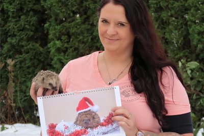 Kristin Trodler mit Igel Lotte und einem Igel-Kalender. Sein Verkauf soll der Igelrettung dienen.