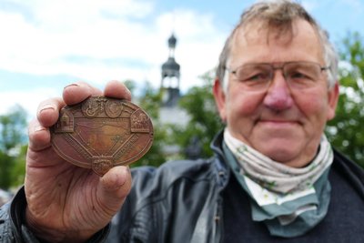 Eine Erinnerungsplakette des Rennens von 1927 hatte der Falkenbacher Christian Schuster dabei, dessen Schwiegervater Albert Bilz damals im Sattel gesessen hatte.